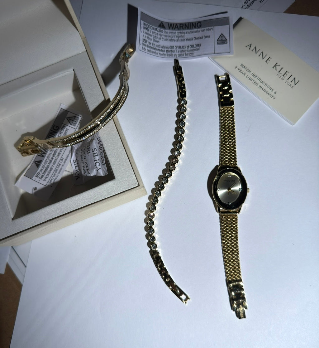 Anne Klein New York Crystal Accented Women's Watch and Bracelet Set, 24 x 35mm

Details
Brand: Anne Klein New York;
Model #: 12/7786GPST;
Case Material: Alloy;
Case Thickness: 8.6 mm;
Case Diameter: 24 x 35 mm;
Movement: Quartz;
Used good condition